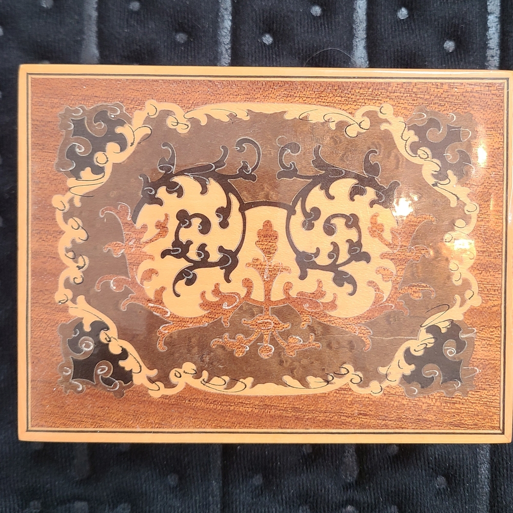 Vintage lacquered inlaid wood Italian music box